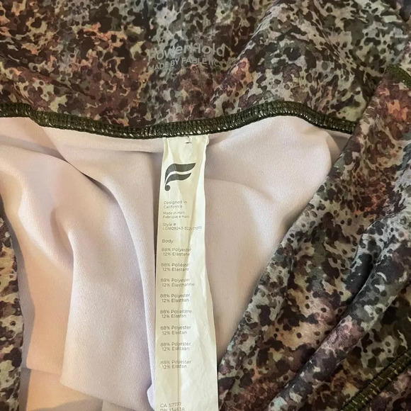 Women’s Fabletics Define Powerhold Capri serpentine print leggings 1X - Picture 4 of 5